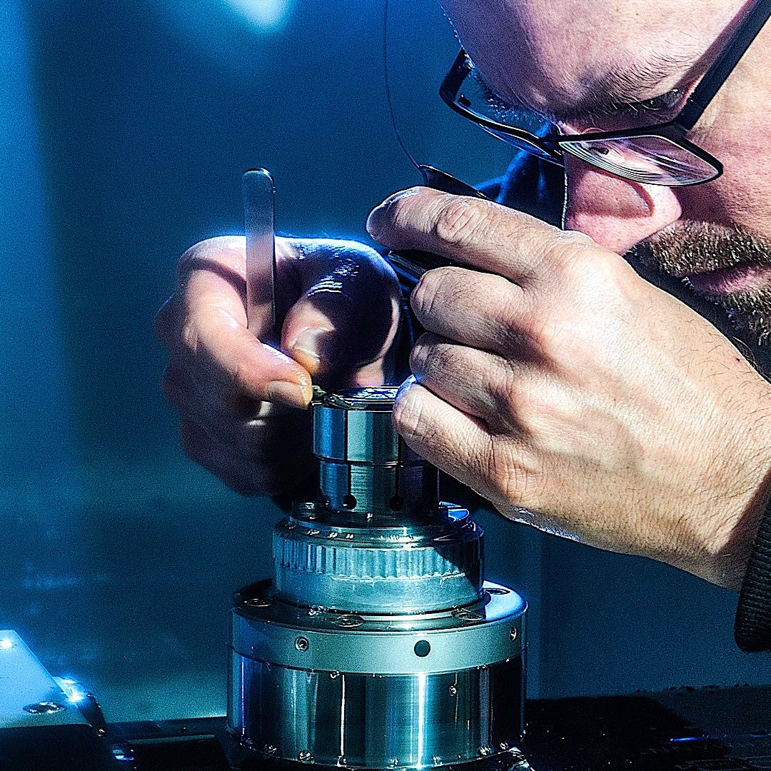 Artisan FS Micromec réalisant une opération de finition de précision