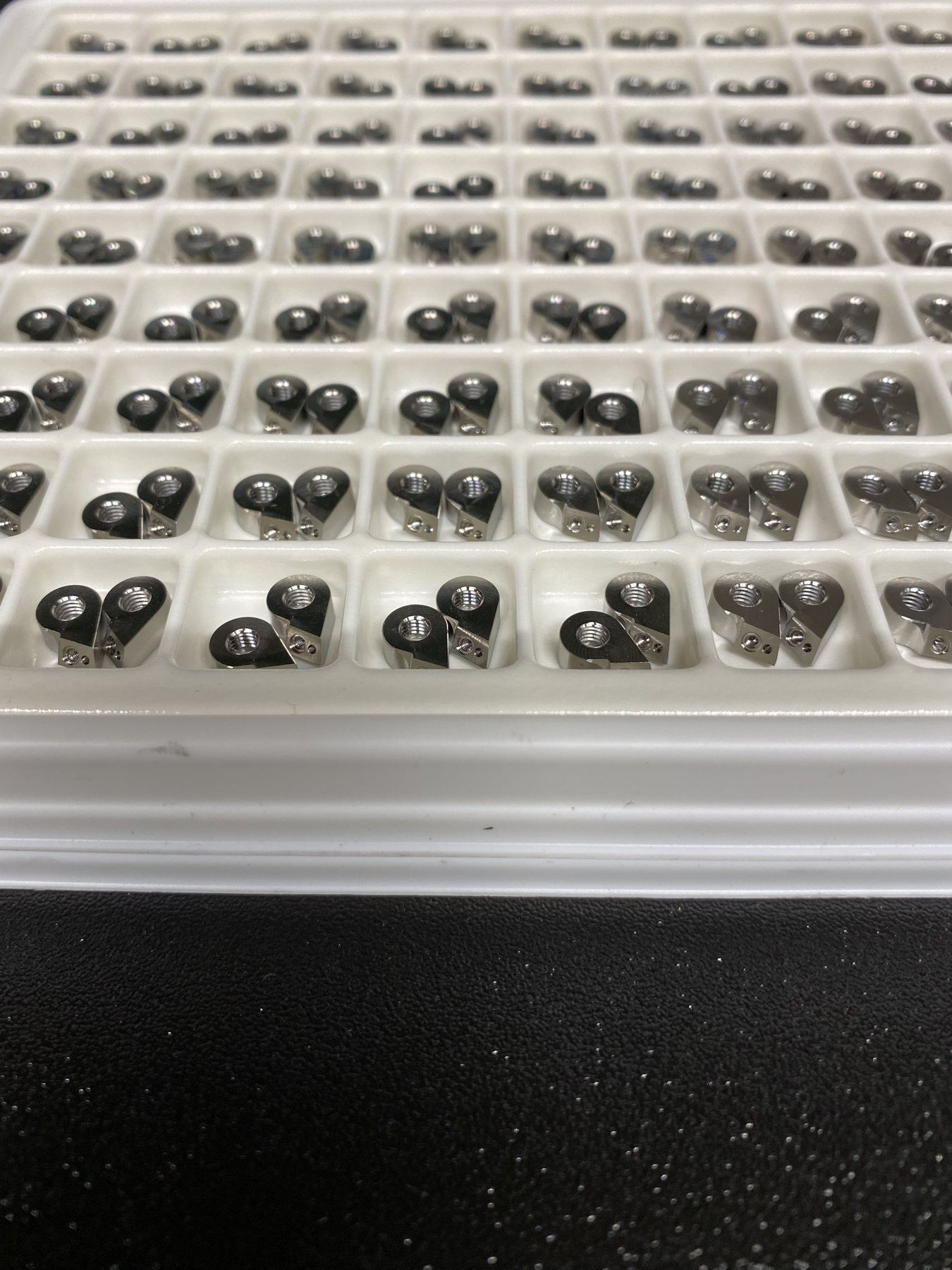 Série de petits composants micromécaniques usinés